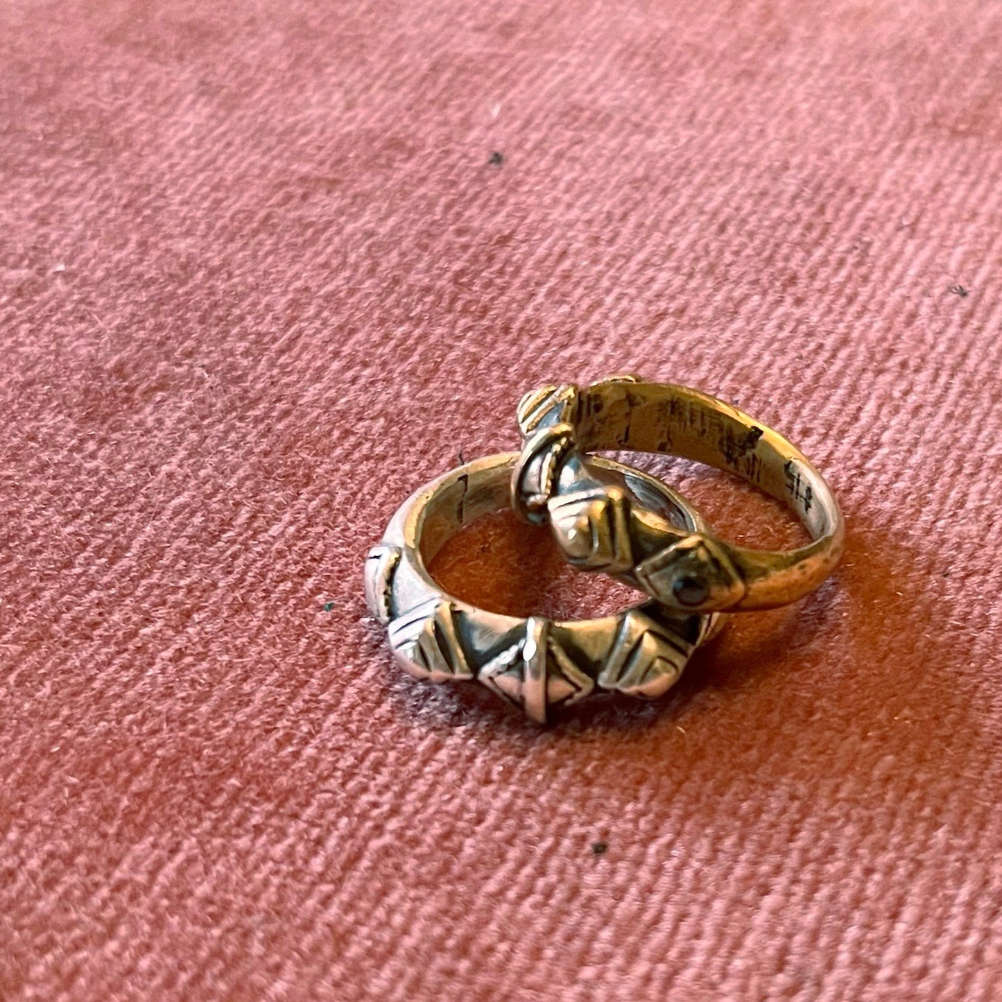 Finger duster pyramid ring - Smith & Sun