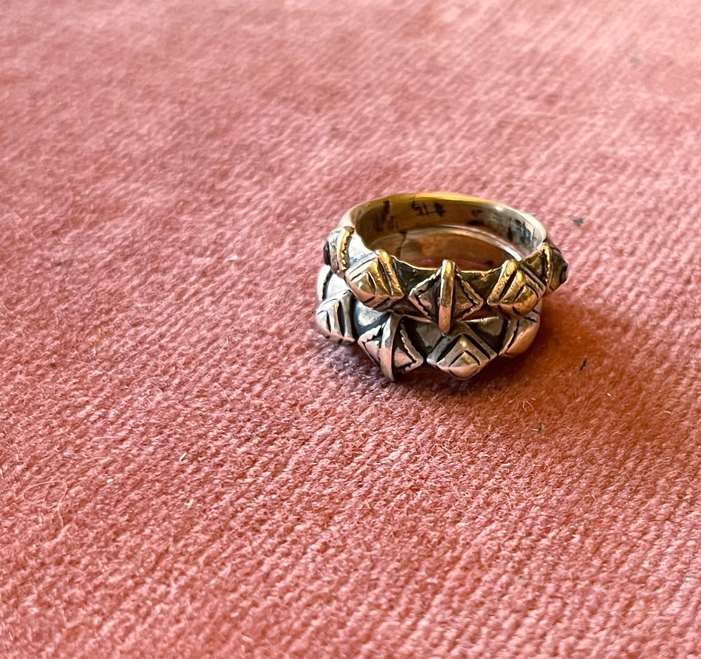 Finger duster pyramid ring - Smith & Sun