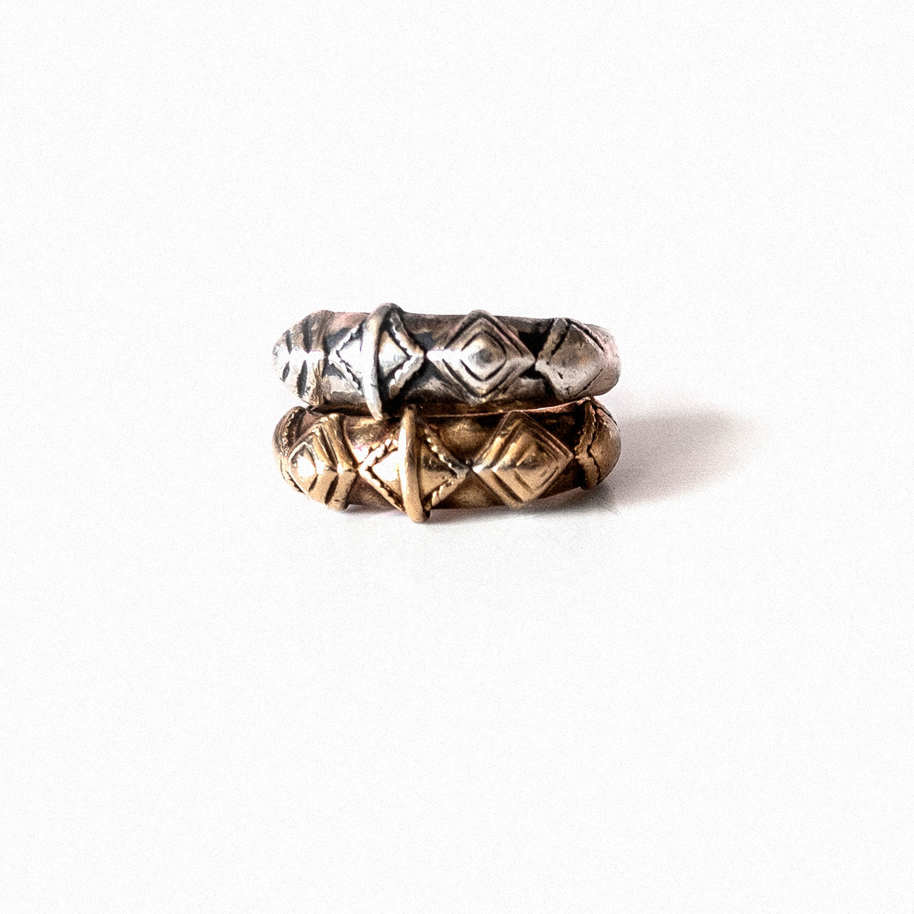 Finger duster pyramid ring - Smith & Sun