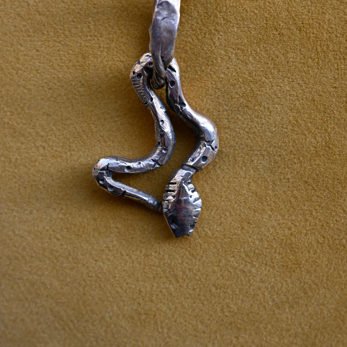 Nāgá sling