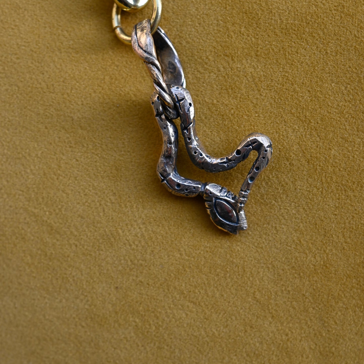 Nāgá sling