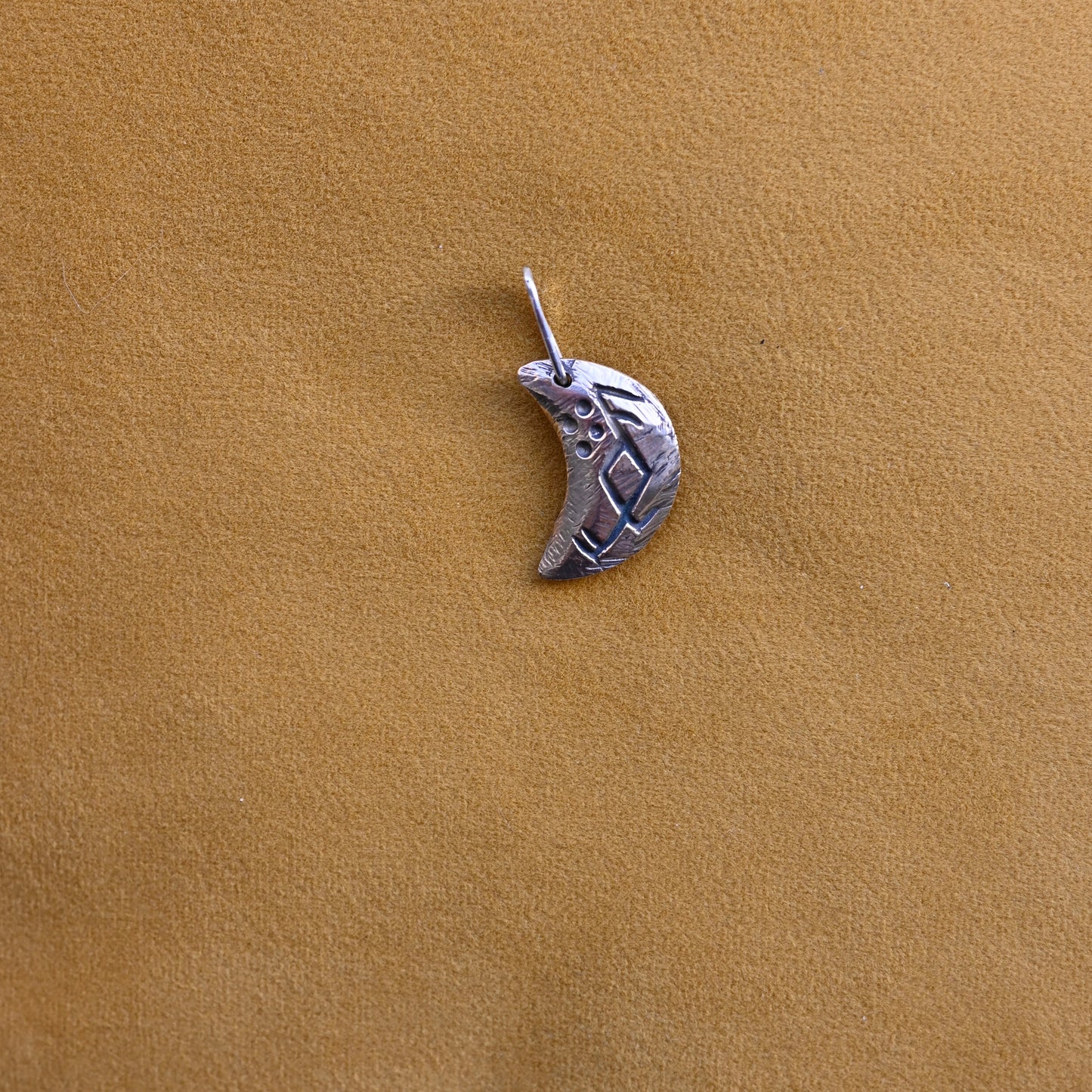Plath's pendant of resilience