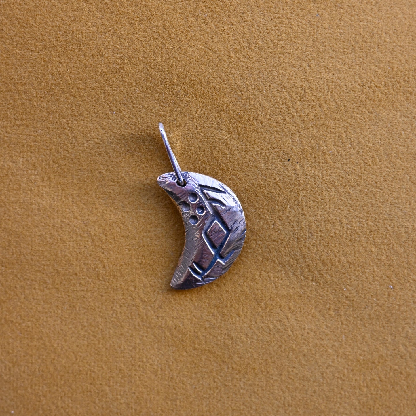 Plath's pendant of resilience