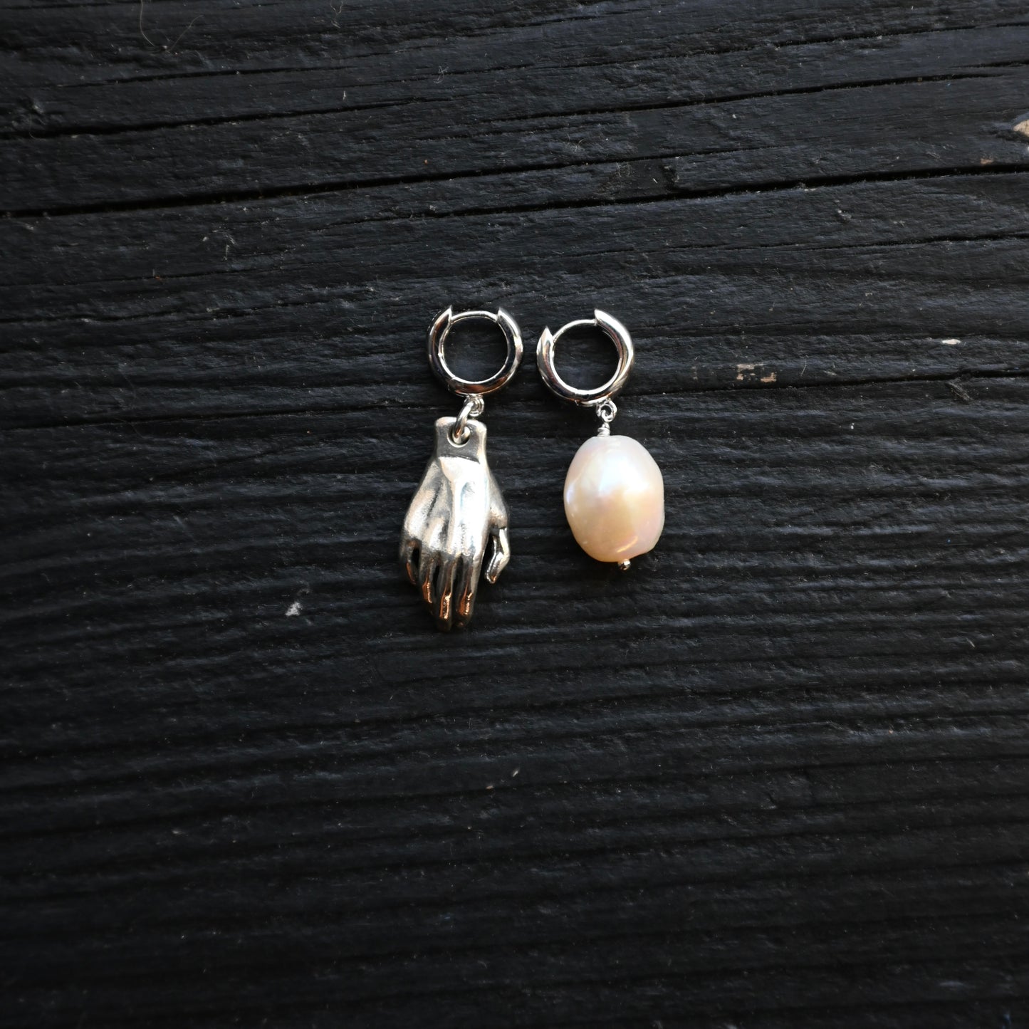 Person with the pearl earring - Smith & Sun